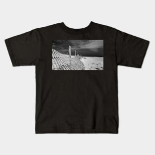 black sky/white sand Kids T-Shirt